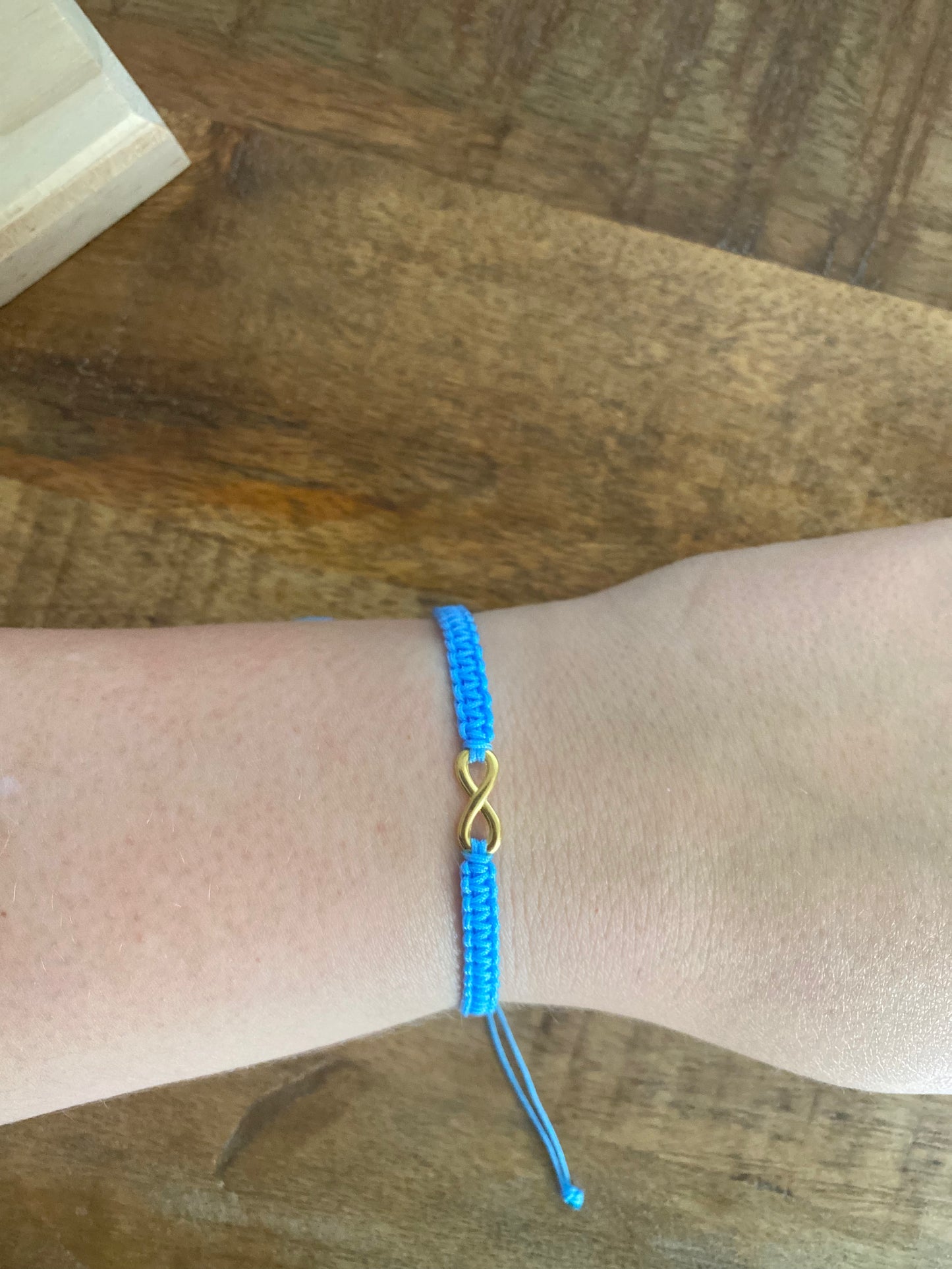 Geknoopt armbandje met infinity teken