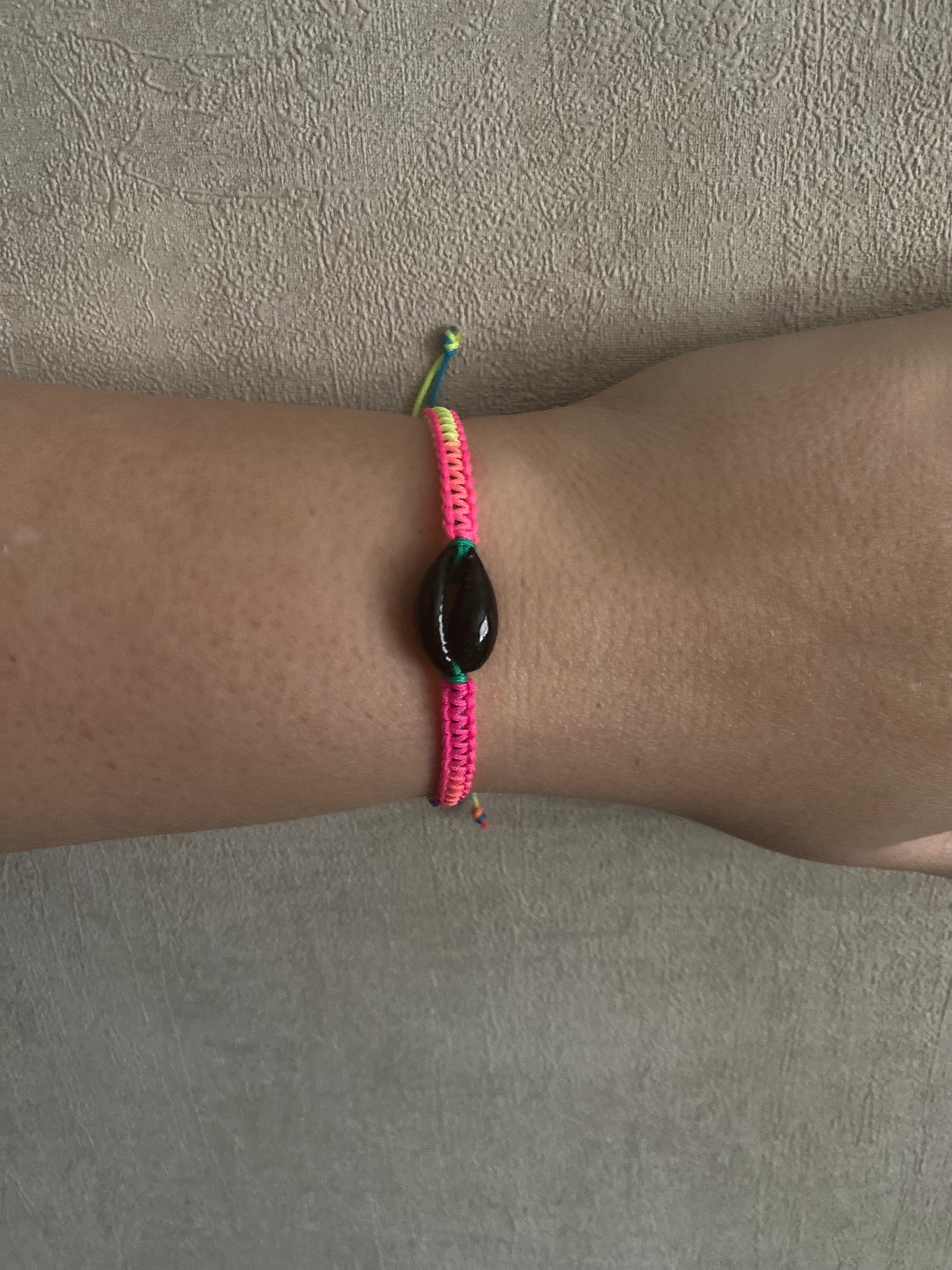 Geknoopt armbandje met zwarte schelp