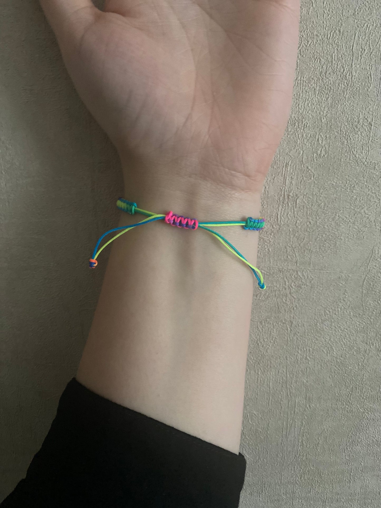 Geknoopt armbandje met zwarte schelp