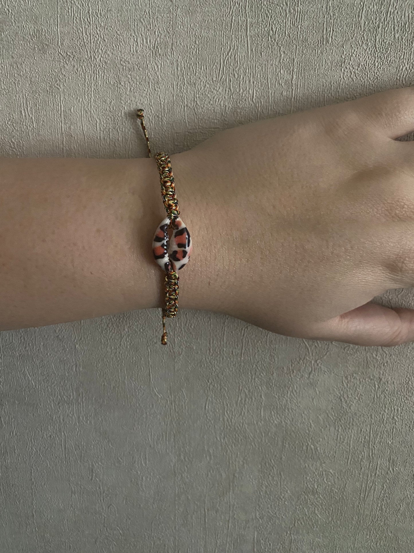 Geknoopt armbandje met luipaard schelp