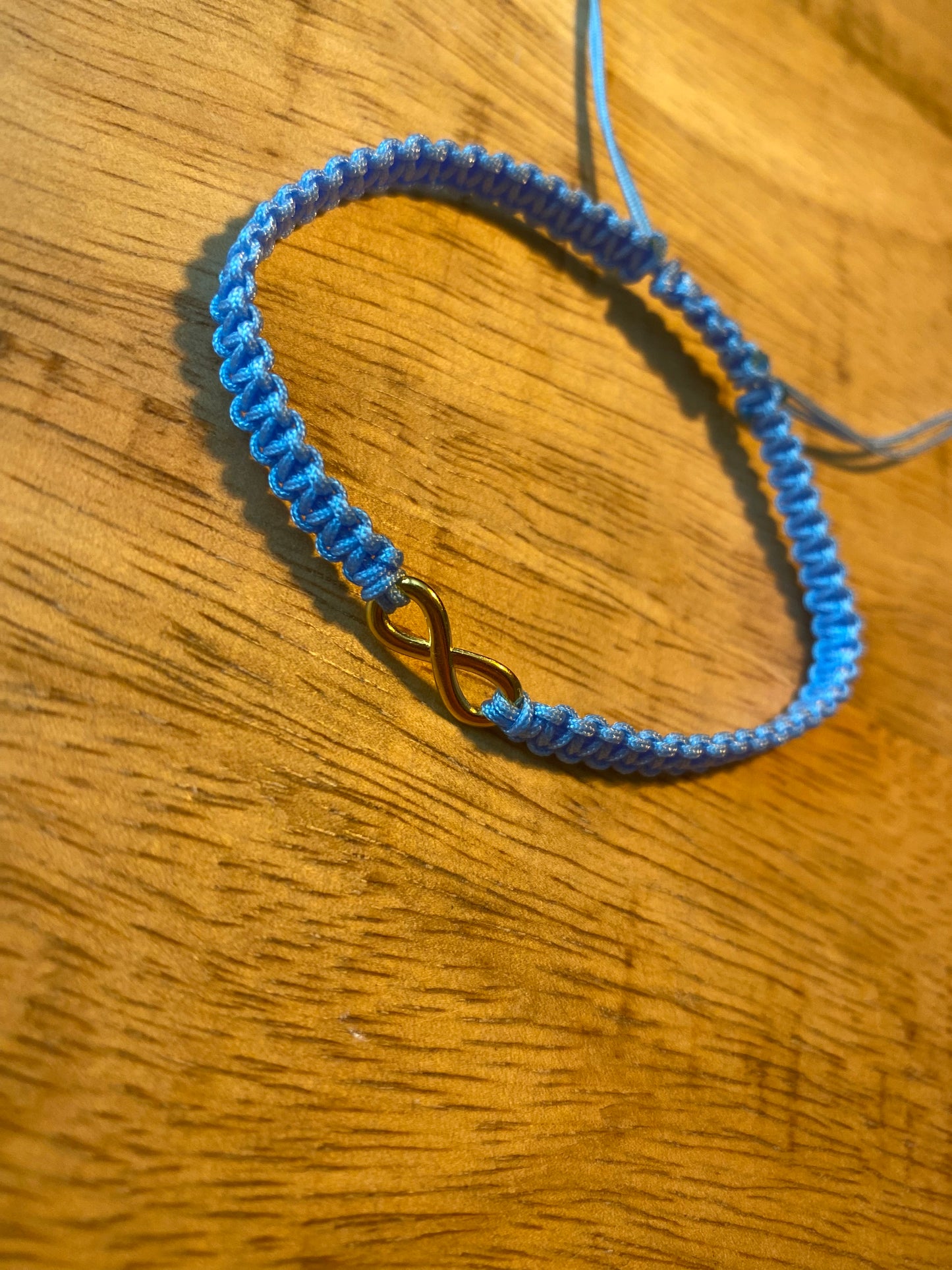 Geknoopt armbandje met infinity teken