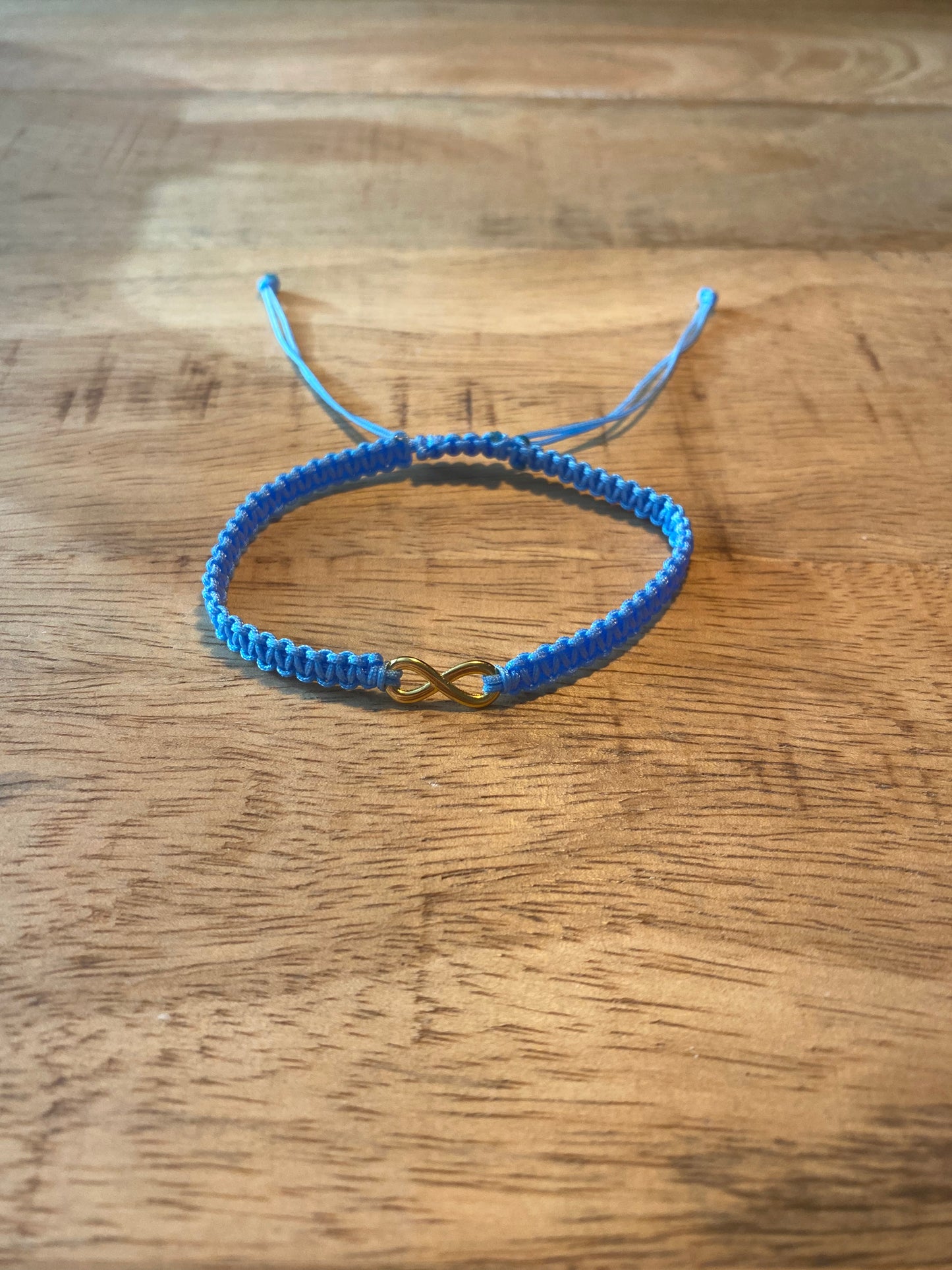 Geknoopt armbandje met infinity teken