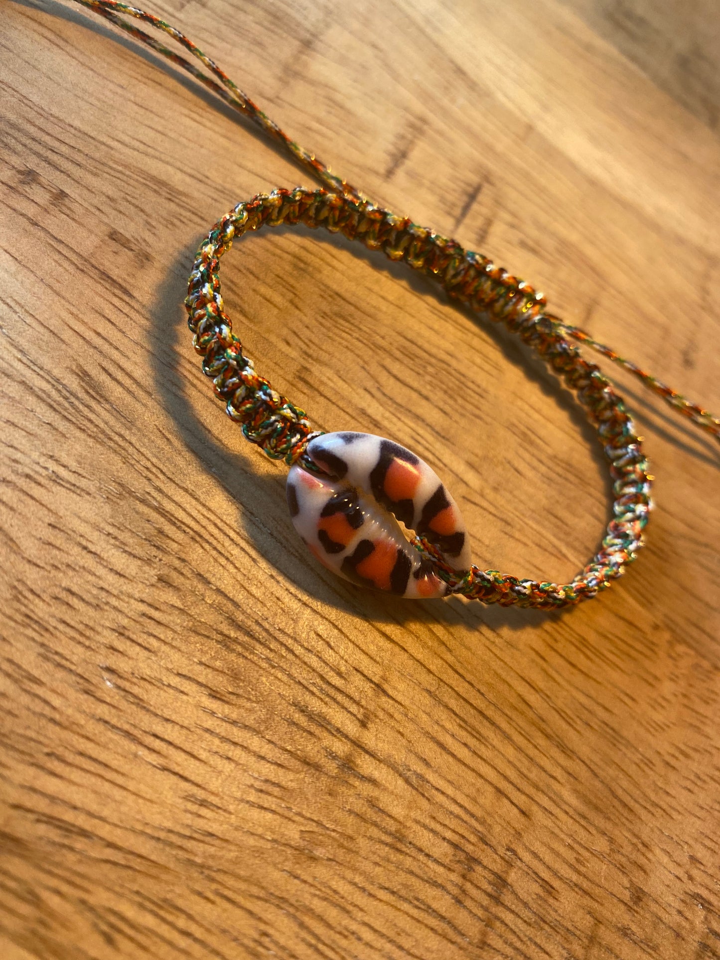 Geknoopt armbandje met luipaard schelp