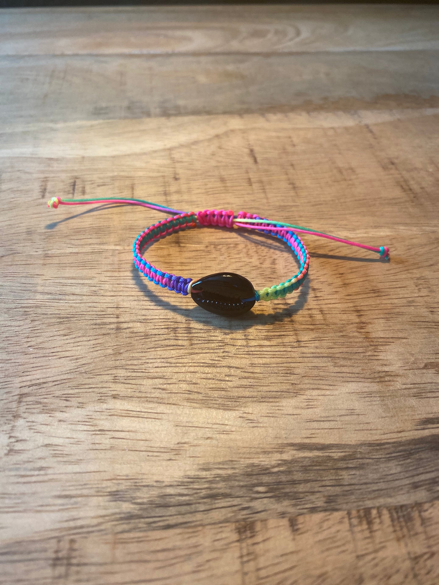 Geknoopt armbandje met zwarte schelp