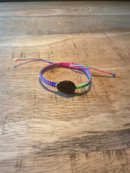 Geknoopt armbandje met zwarte schelp