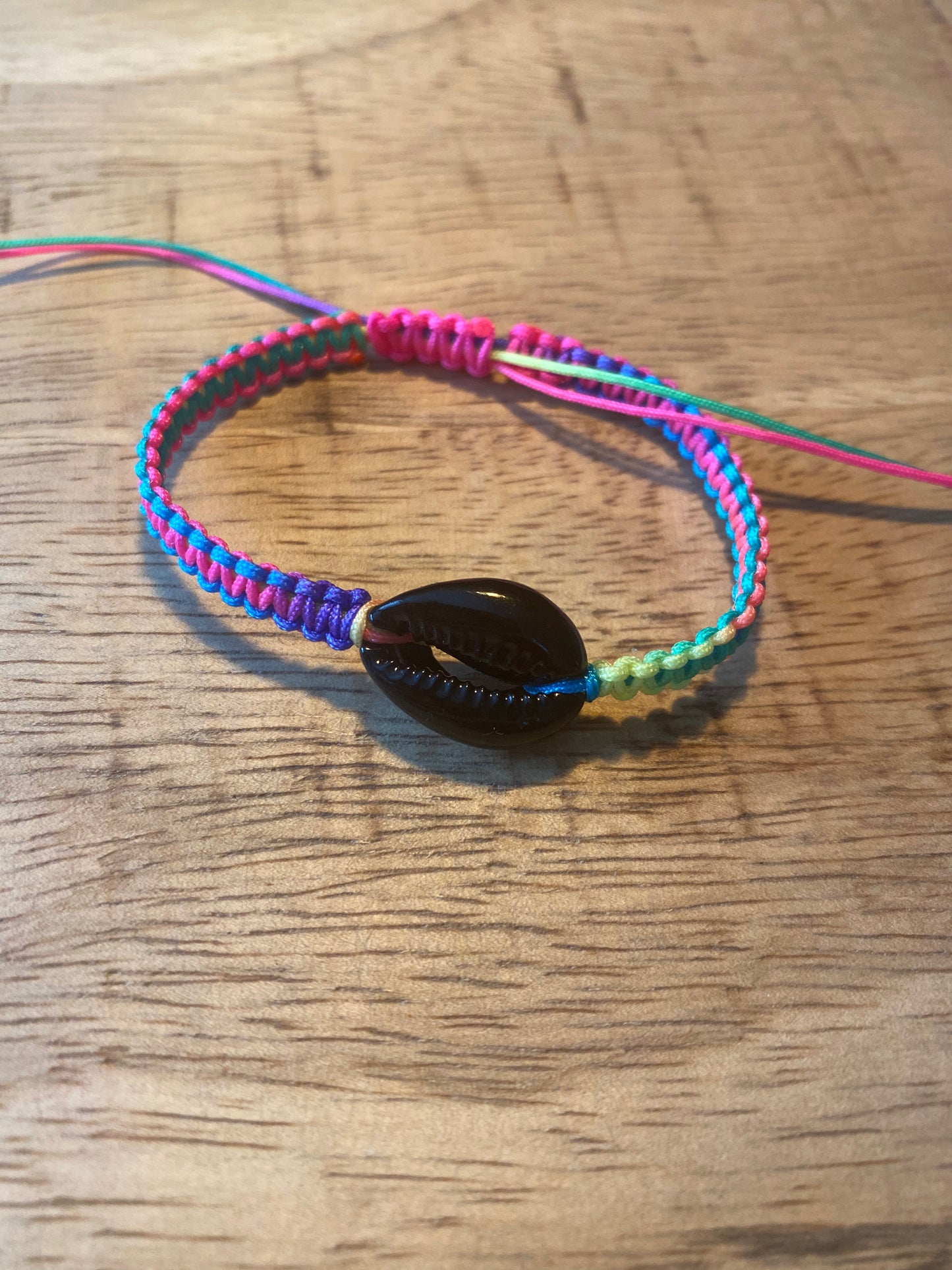 Geknoopt armbandje met zwarte schelp