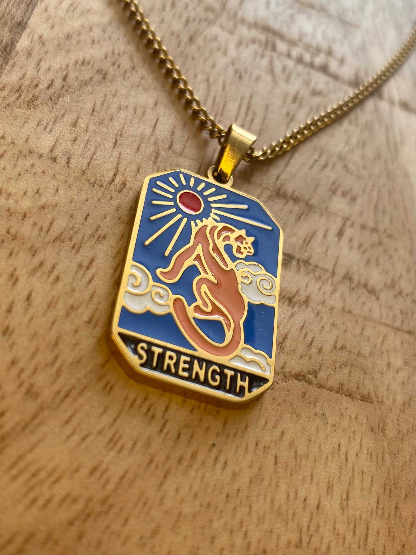 Tarot kaart bedel ‘Strength’ aan fijne gouden ketting – RVS
