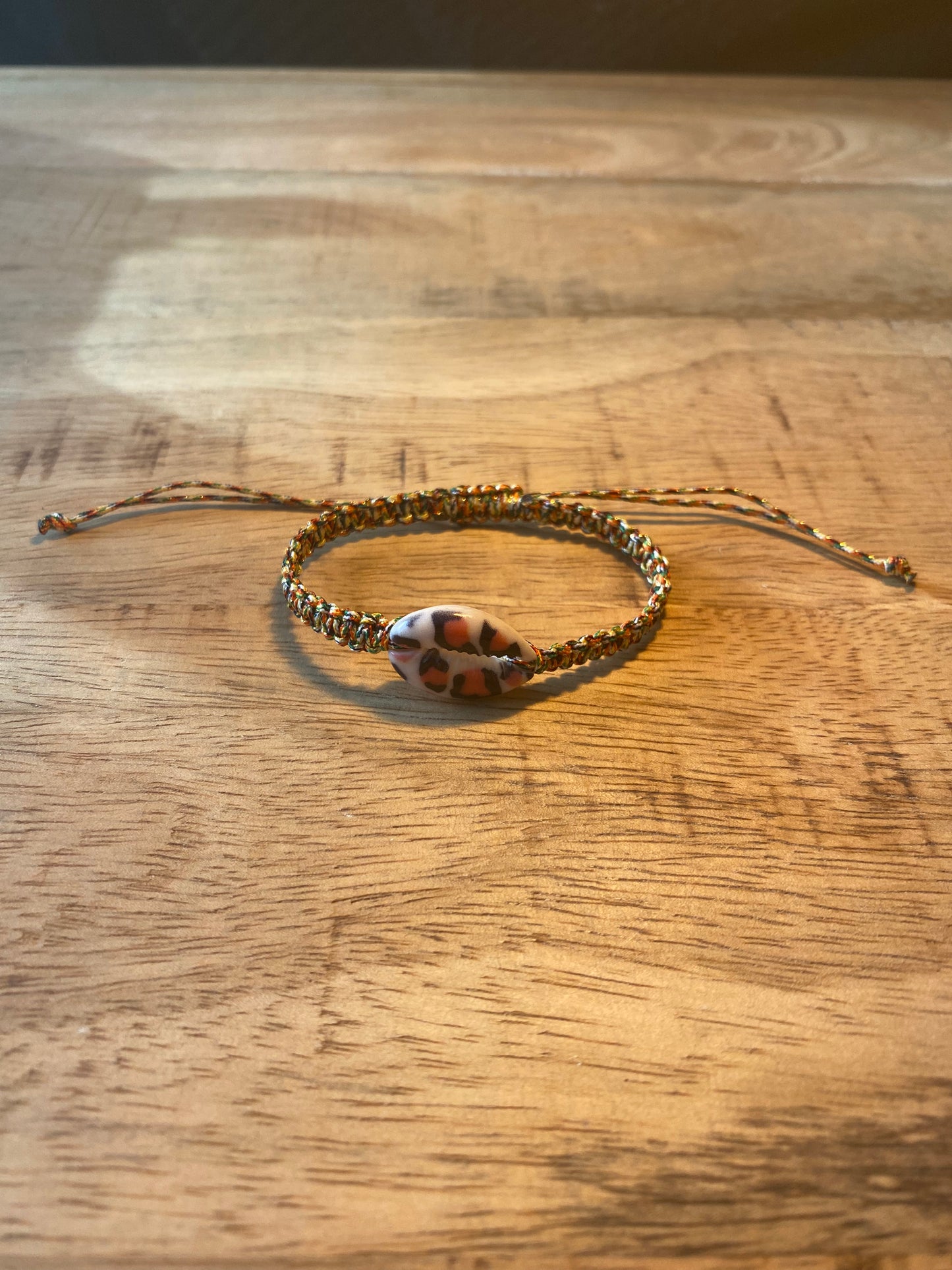 Geknoopt armbandje met luipaard schelp