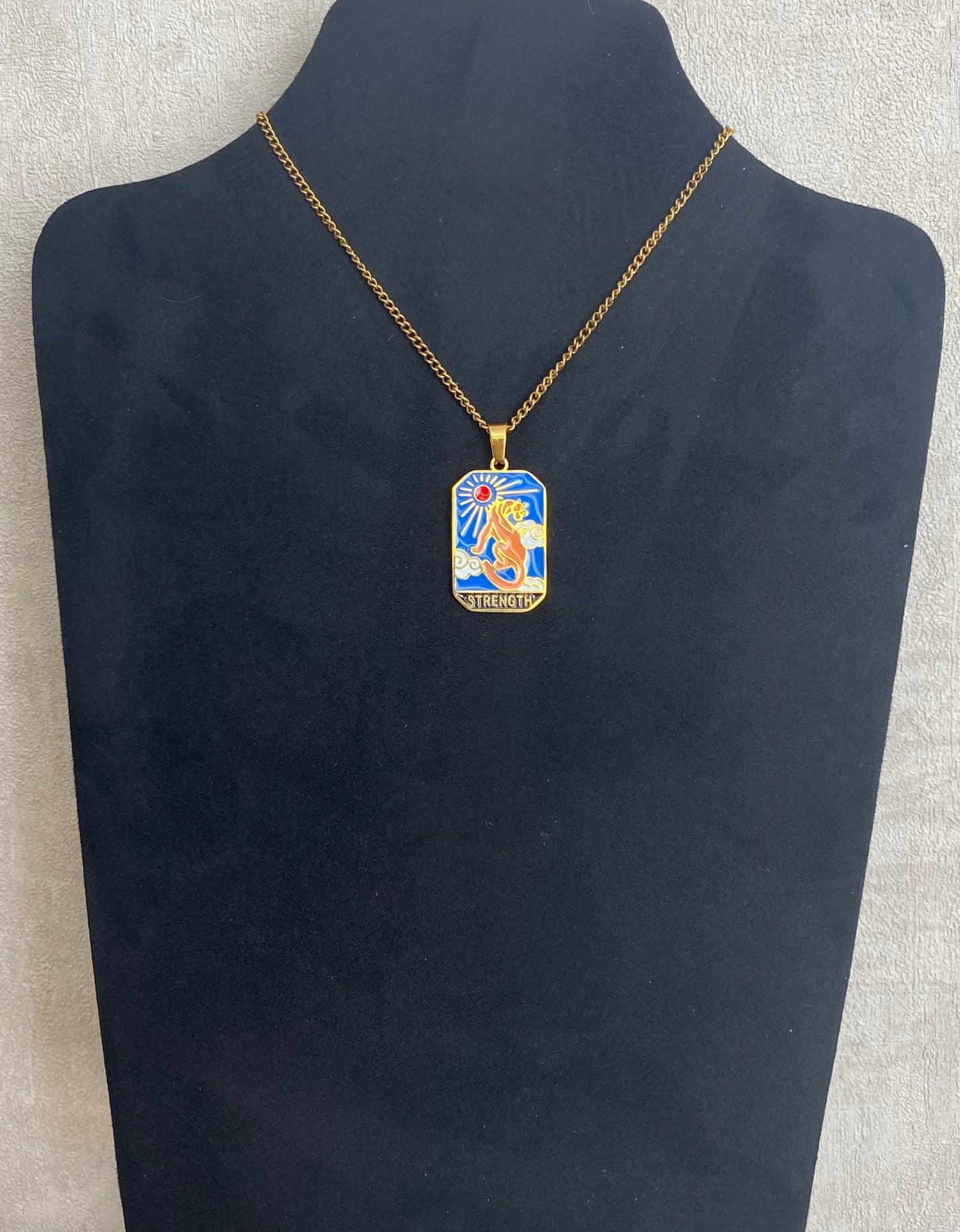 Tarot kaart bedel ‘Strength’ aan fijne gouden ketting – RVS