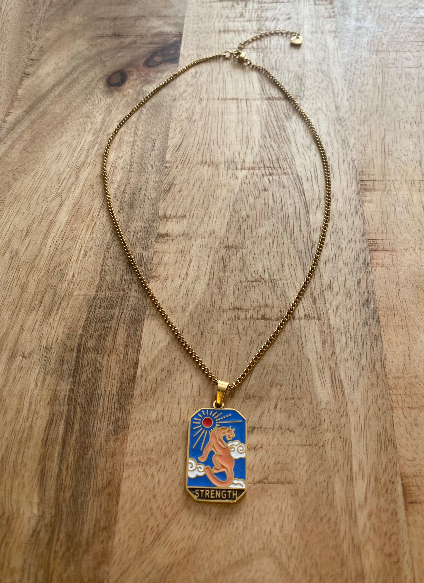 Tarot kaart bedel ‘Strength’ aan fijne gouden ketting – RVS