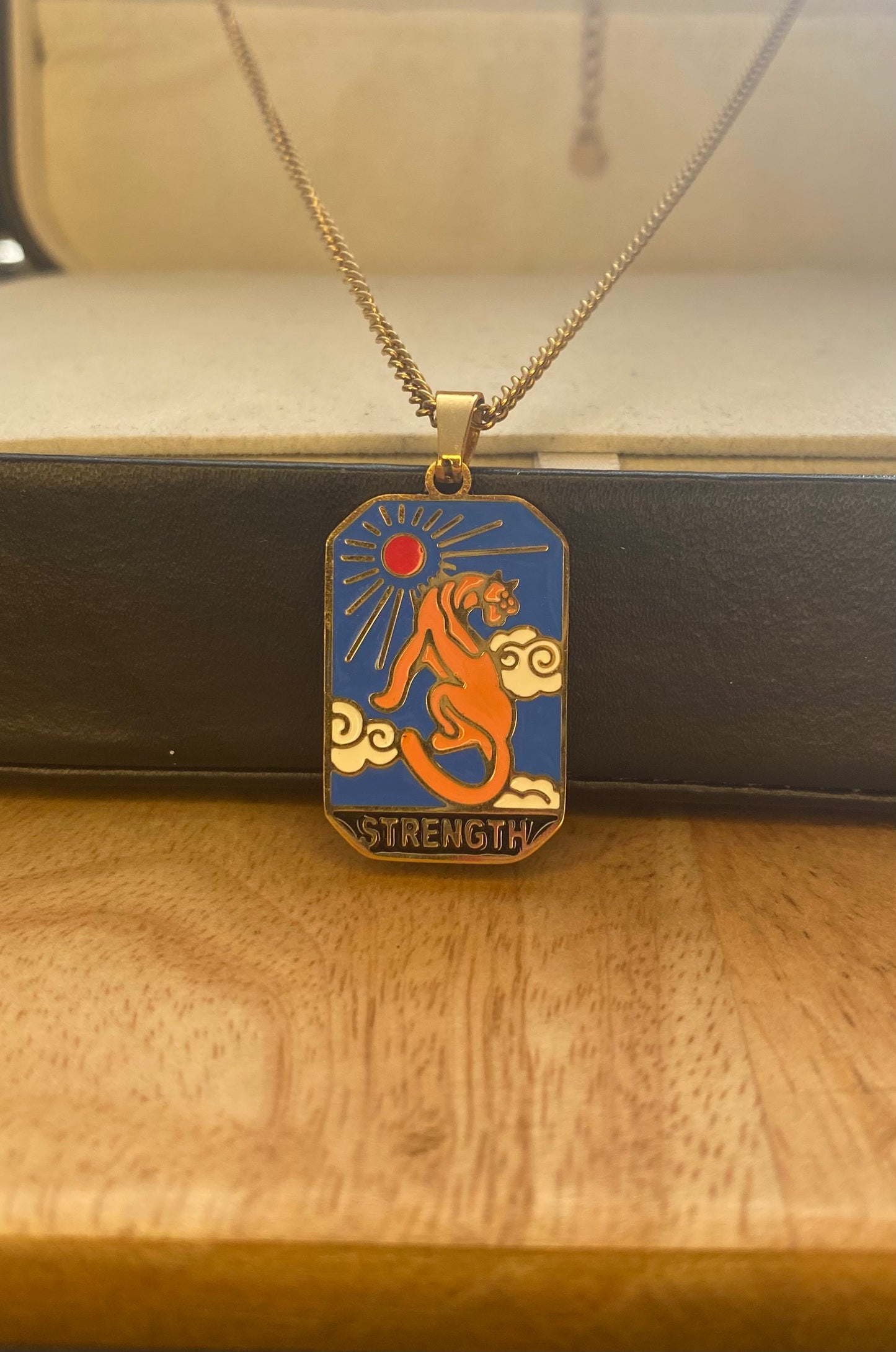 Tarot kaart bedel ‘Strength’ aan fijne gouden ketting – RVS